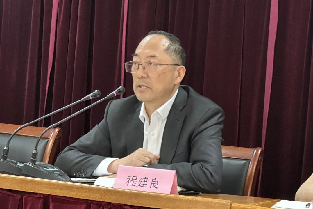 Changshu Polyester ha tenuto un incontro per quadri di medio livello, personale ingegneristico e tecnico e personale di marketing